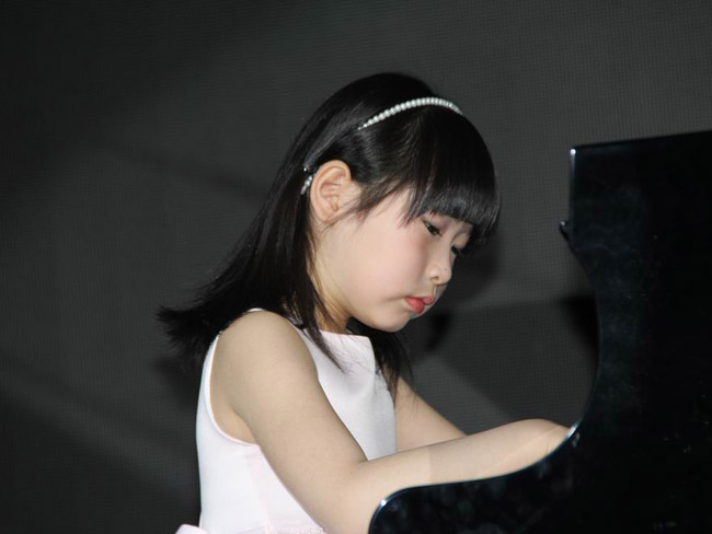 安琪，06年3月出生，6岁10个月举办钢琴独奏音乐会，曾获山东省钢琴比赛第一名，全国卡丹萨钢琴比赛优秀奖。