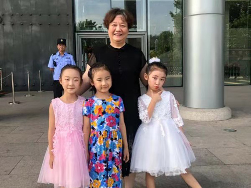 商羽钢琴学校校长孙玉岭和孩子们