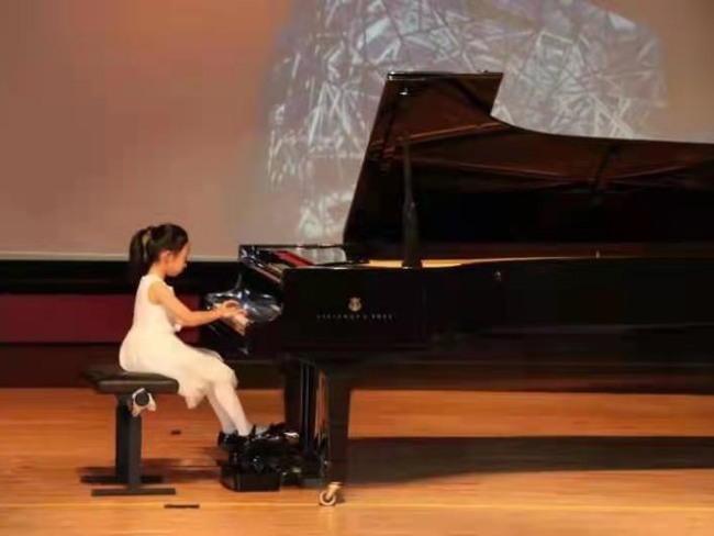 束可心在墨尔本国际音乐节演奏